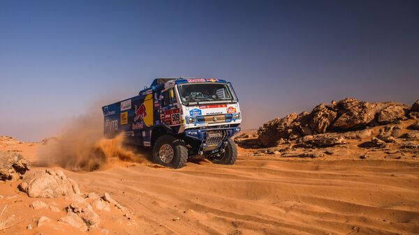 Un camión KAMAZ del equipo ruso KAMAZ-master durante el rally Dakar 2021 - Sputnik Mundo