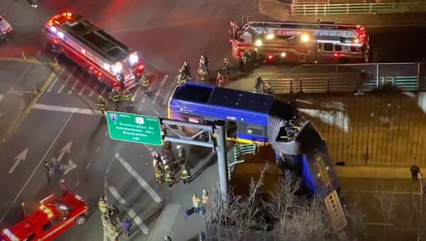 Un autobús de pasajeros cayó desde un paso elevado en Nueva York - Sputnik Mundo