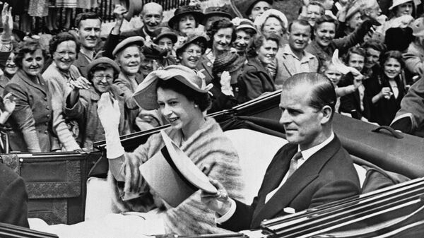 La reina Isabel II y el príncipe Felipe, duque de Edimburgo, en junio de 1952 - Sputnik Mundo