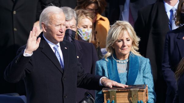 Joe Biden jura como presidente de EEUU - Sputnik Mundo