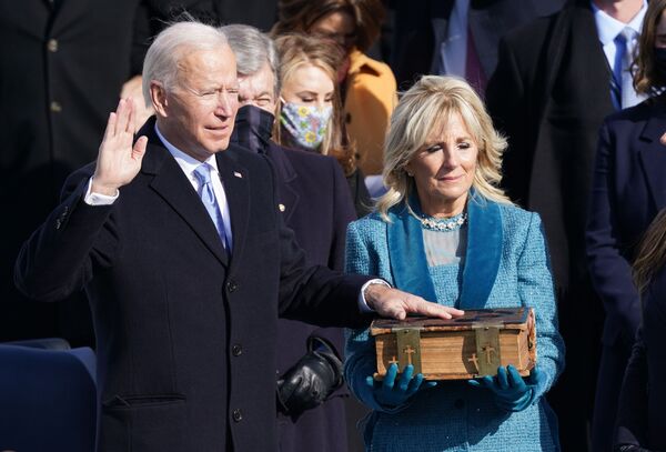 El 20 de enero, Joe Biden prestó juramento como el 46 presidente de EEUU. De esta manera, se daba por concluida el tira y afloja entre él y el anterior inquilino de la Casa Blanca. - Sputnik Mundo