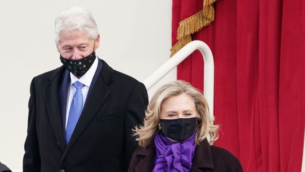 El expresidente de EEUU, Bill Clinton, y su exposa, Hillary, llegan a la ceremonia de investidura de Joe Biden - Sputnik Mundo