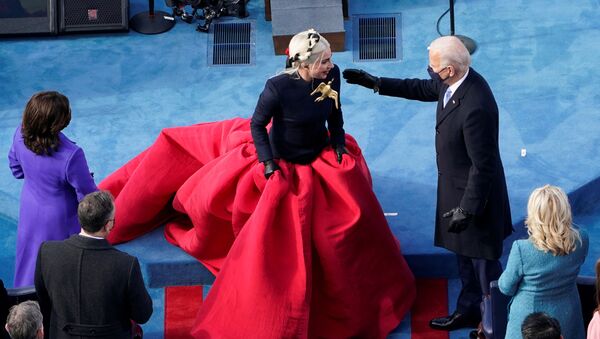 Lady Gaga y Joe Biden durante la investidura - Sputnik Mundo