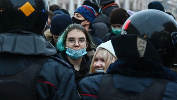 Participantes de las protestas no autorizadas en apoyo a Alexéi Navalni, Moscú, 23 de enero de 2021 - Sputnik Mundo