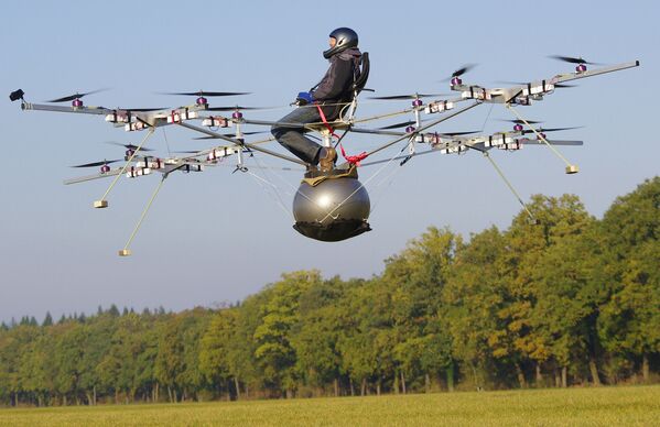 En 2011, tuvo lugar el primer vuelo tripulado de un helicóptero eléctrico de la empresa alemana e-volo. El vuelo duró un minuto y medio.  - Sputnik Mundo