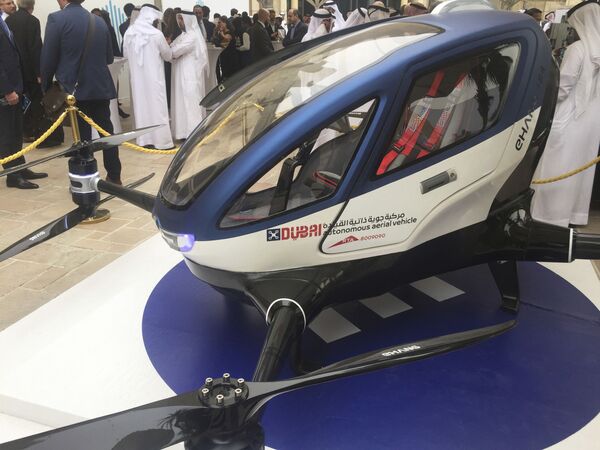 Un dron taxi EHang 184 en Dubái, 2017. - Sputnik Mundo