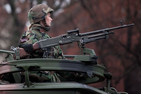 Letonia se encuentra entre los cinco primeros países de la OTAN en cuanto al porcentaje de mujeres que sirven en las fuerzas armadas del país.  - Sputnik Mundo