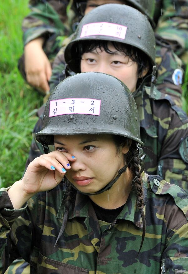 Las mujeres de Corea del Sur también optan cada vez más por el servicio militar. Si bien hace poco solo podían servir como oficiales auxiliares femeninas, ahora las mujeres oficiales se forman en las academias militares surcoreanas junto a los hombres.  - Sputnik Mundo