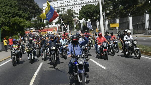 Simpatizantes del presidente Nicolás Maduro conducen en motocicleta cerca del Palacio de Miraflores. Caracas, 12 de diciembre de 2020 - Sputnik Mundo