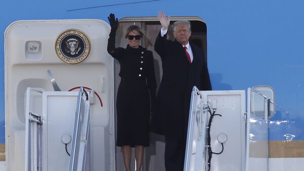 Donald Trump y su esposa, Melania, suben por última vez a bordo del avión presidencial Air Force One - Sputnik Mundo