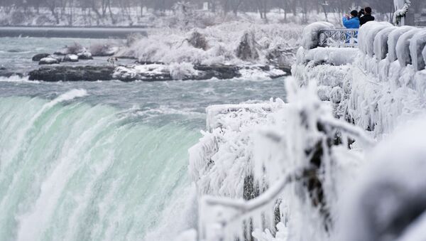 Фотографирование водопада Хорсшу-Фолс, который является частью Ниагарских водопадов в Канаде  - Sputnik Mundo
