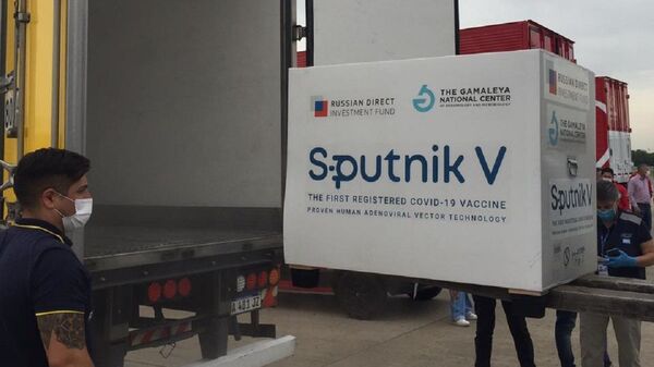 El avión con la vacuna rusa Sputnik V llega a Argentina - Sputnik Mundo