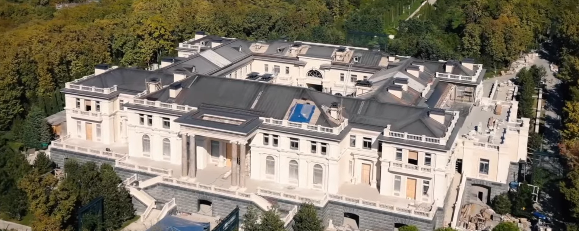 Una captura de pantalla del vídeo de Alexéi Navalni que revela el supuesto palacio de Putin y resultó ser un complejo hotelero - Sputnik Mundo, 1920, 29.01.2021