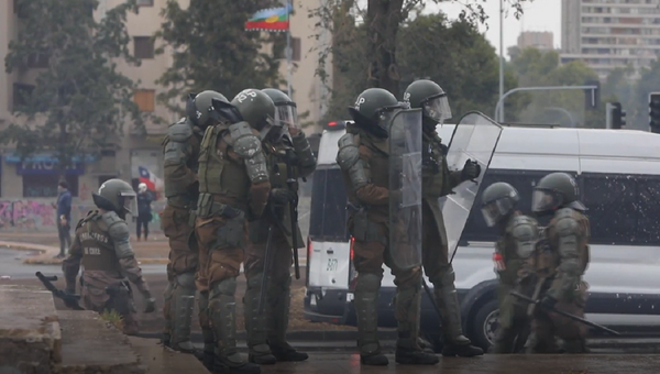 Gas lacrimógeno y cañones de agua: así vivió Chile una nueva jornada de protestas  - Sputnik Mundo