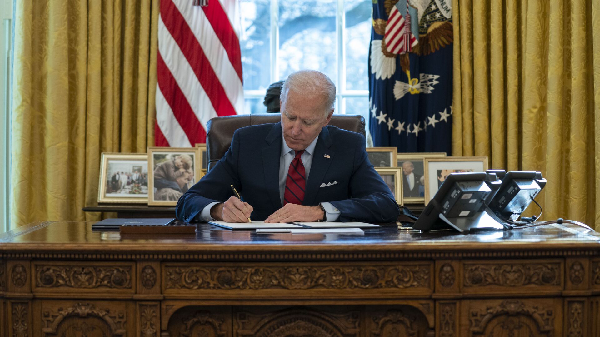 Joe Biden, presidente de EEUU, firma varios documentos ejecutivos en el Despacho Oval de la Casa Blanca, en Washington, el 28 de enero del 2021 - Sputnik Mundo, 1920, 03.02.2021
