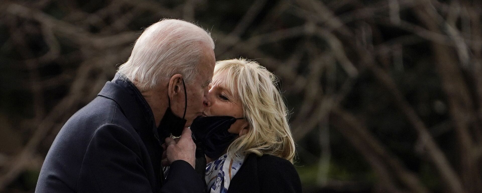 Joe Biden, presidente de EEUU, se besa con su esposa, Jill Biden (archivo) - Sputnik Mundo, 1920, 18.10.2021
