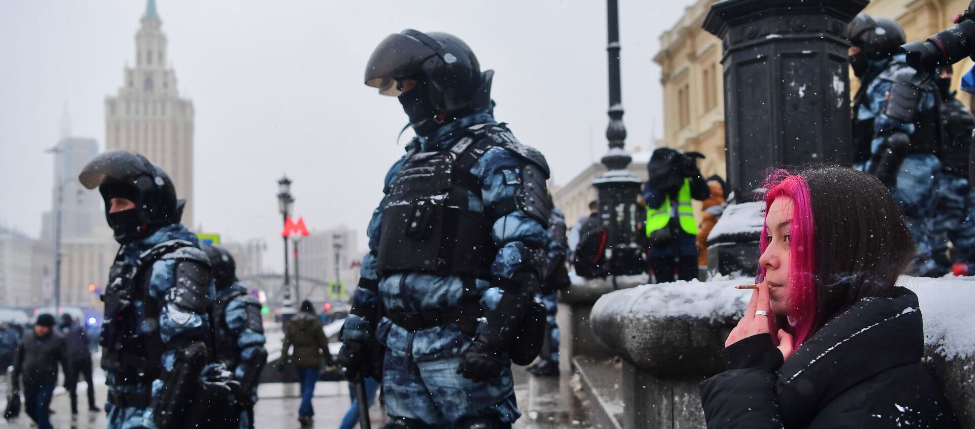 Agentes de seguridad rusos durante las protestas no autorizadas celebradas el 31 de enero en Rusia - Sputnik Mundo, 1920, 01.02.2021