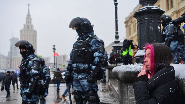 Agentes de seguridad rusos durante las protestas no autorizadas celebradas el 31 de enero en Rusia - Sputnik Mundo