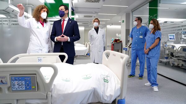 El presidente andaluz, Juanma Moreno, en el Hospital Militar de Sevilla - Sputnik Mundo