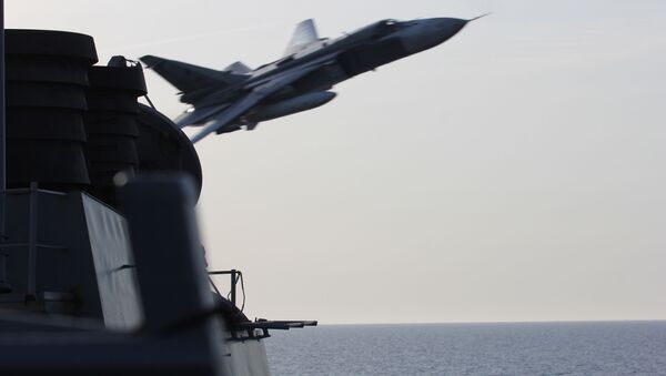Caza Su-24 ruso sobrevolando el USS Donald Cook  - Sputnik Mundo