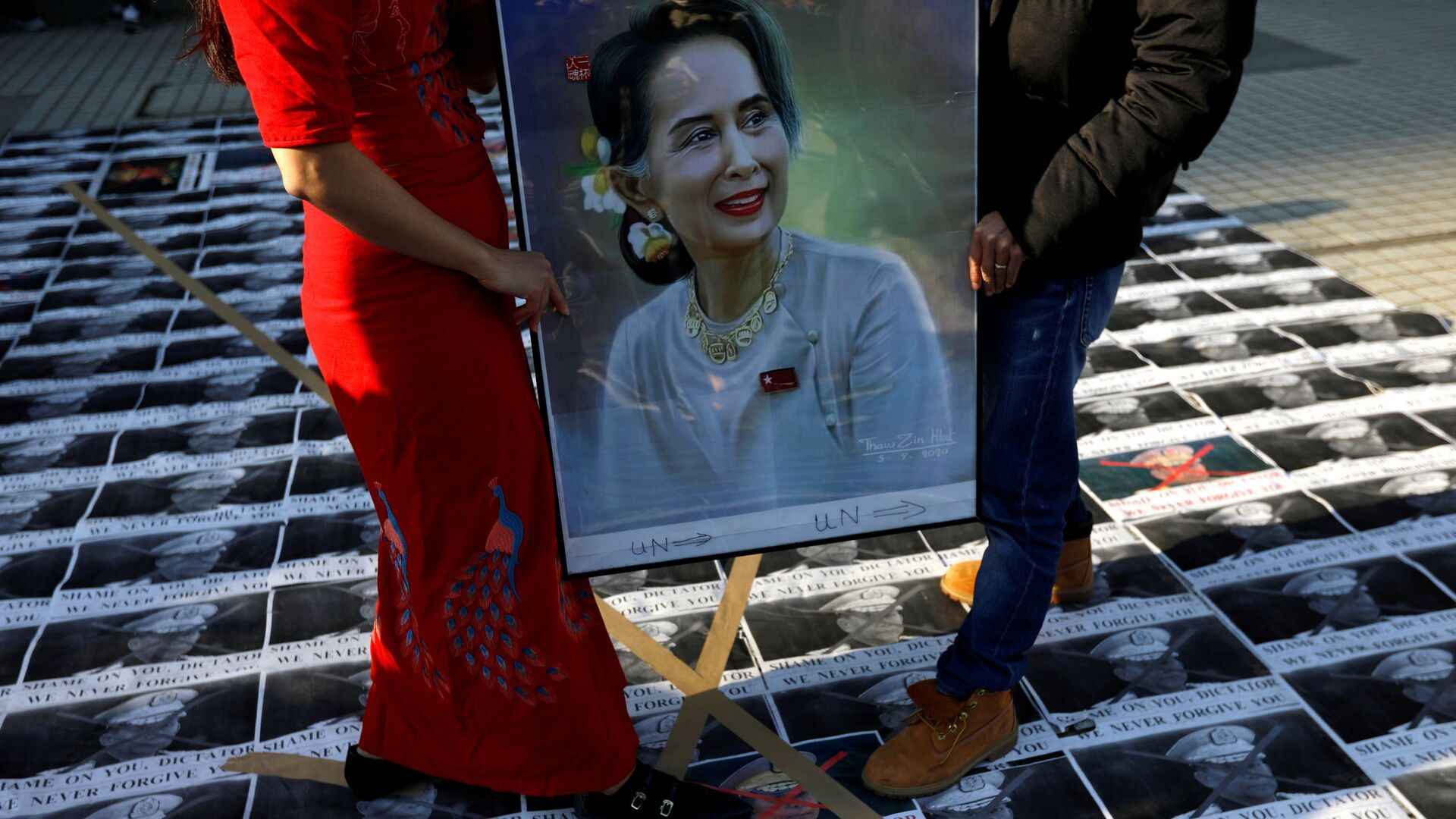Manifestantes con la imagen de la líder birmana Aung San Suu Kyi - Sputnik Mundo, 1920, 07.12.2021