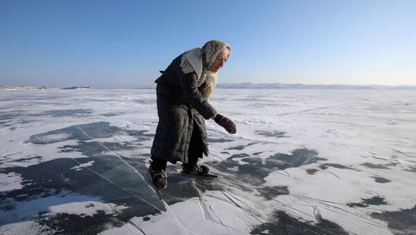 Los patines, el único transporte de invierno para esta abuela siberiana - Sputnik Mundo