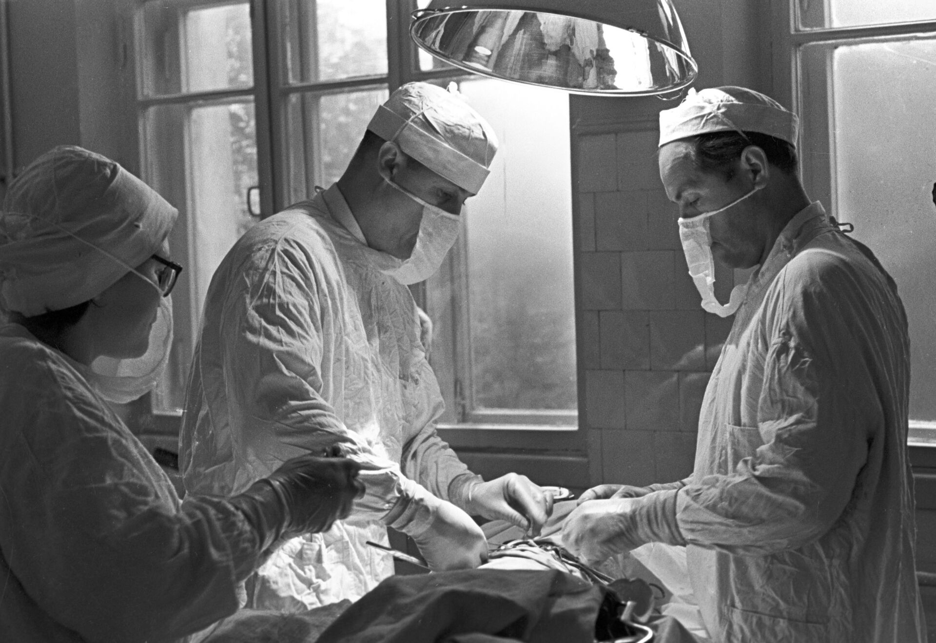 Первая в мире операция. Демихов хирург трансплантолог опыты. Демихов пересадка сердца.