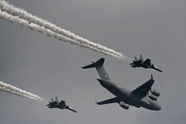 El Boeing C-17 Globemaster y dos Su-30MKI de la Fuerza Aérea India durante la ceremonia de apertura de Aero India 2021. - Sputnik Mundo
