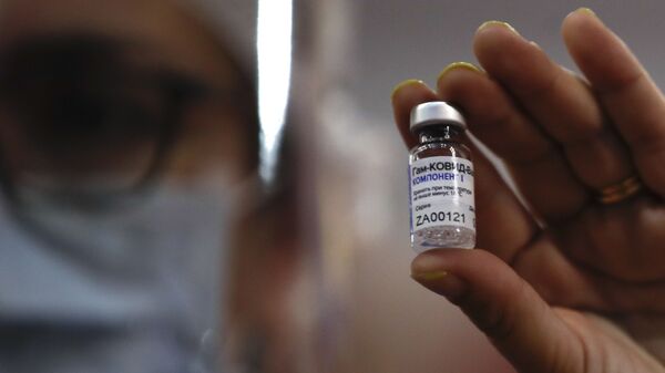  Una enfermera muestra un frasco de la vacuna Sputnik V durante una campaña de vacunación en Argentina.  - Sputnik Mundo