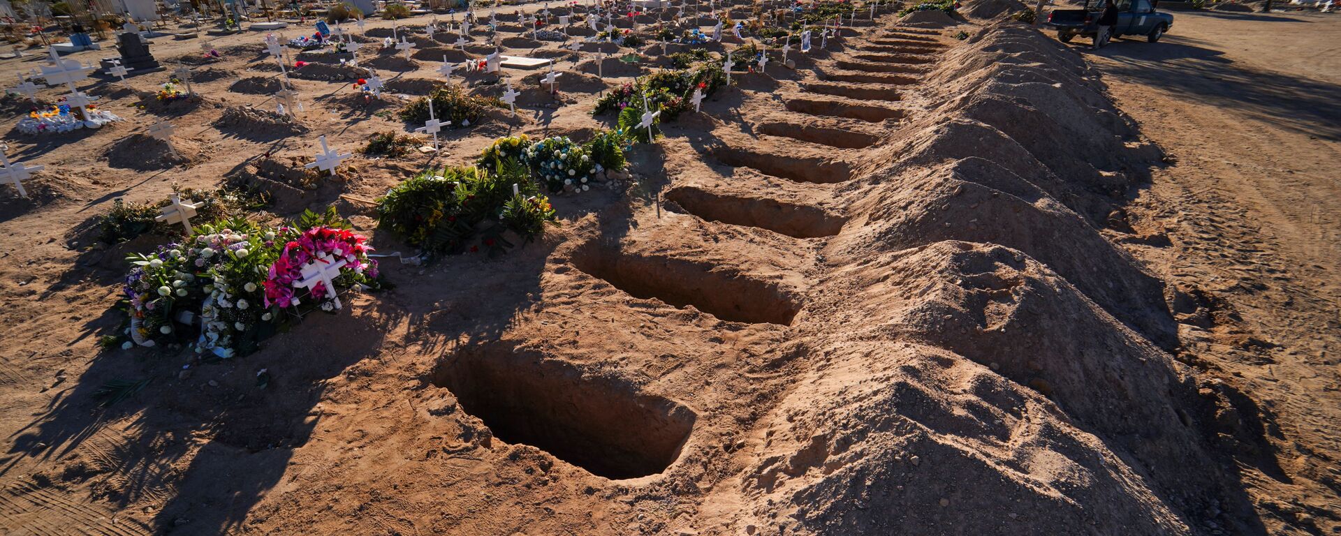 Tumbas recién excavadas en un cementerio, en medio de la pandemia de la enfermedad del coronavirus - Sputnik Mundo, 1920, 04.02.2021