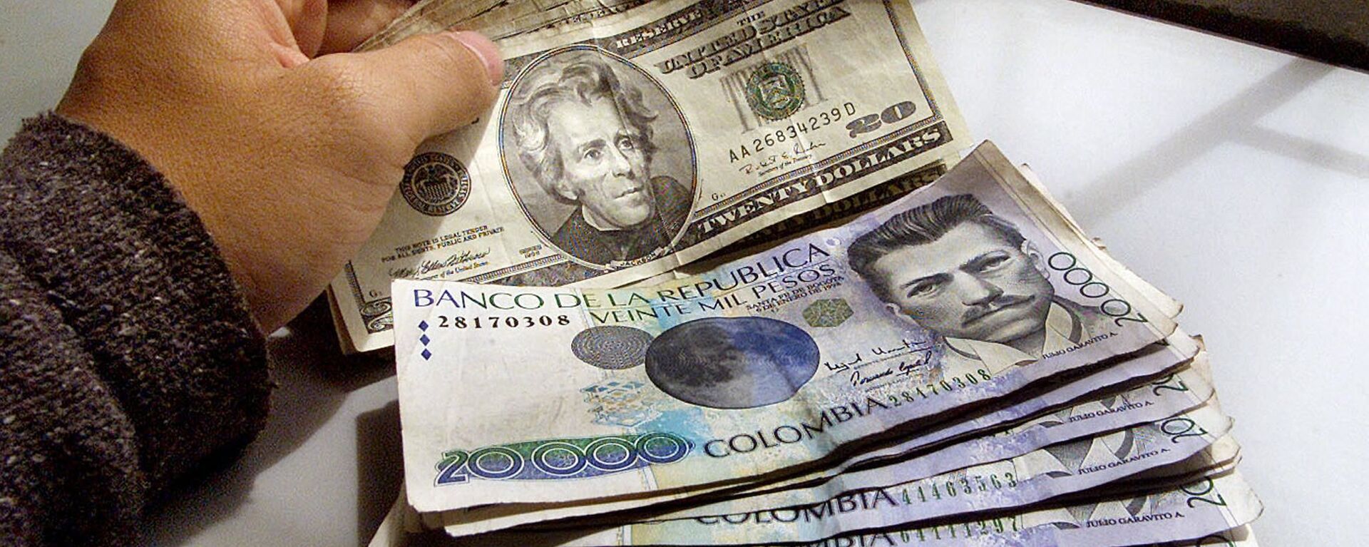 Pesos colombianos y dólares - Sputnik Mundo, 1920, 26.03.2021