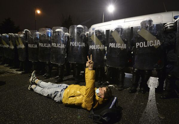 Un manifestante se acuesta en el suelo durante una protesta contra las nuevas leyes antiaborto en Varsovia (Polonia) el 29 de enero. - Sputnik Mundo