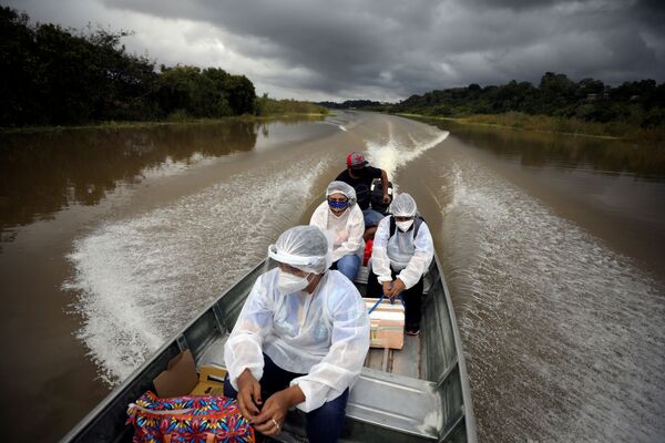 Unos profesionales de la salud se desplazan en barco por el río Solimoes para vacunar contra el coronavirus a los residentes de unas aldeas brasileñas remotas el 1 de febrero. - Sputnik Mundo