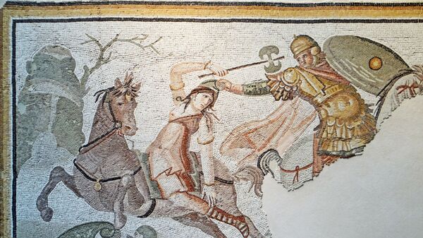 Un mosaico antiguo representando una guerrera amazónica en un combate - Sputnik Mundo
