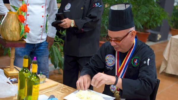 Chef Adolfo Espinosa Cobos durante la realización de un plato. - Sputnik Mundo