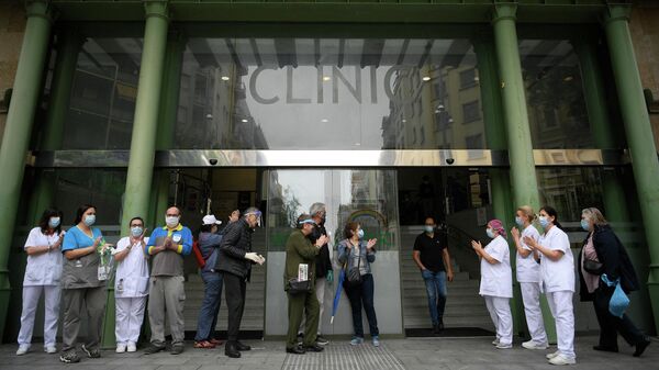 Un grupo de trabajadores sanitarios se reúnen en la entrada del Hospital Clínic de Barcelona para homenajear a los compañeros fallecidos a causa del nuevo coronavirus - Sputnik Mundo