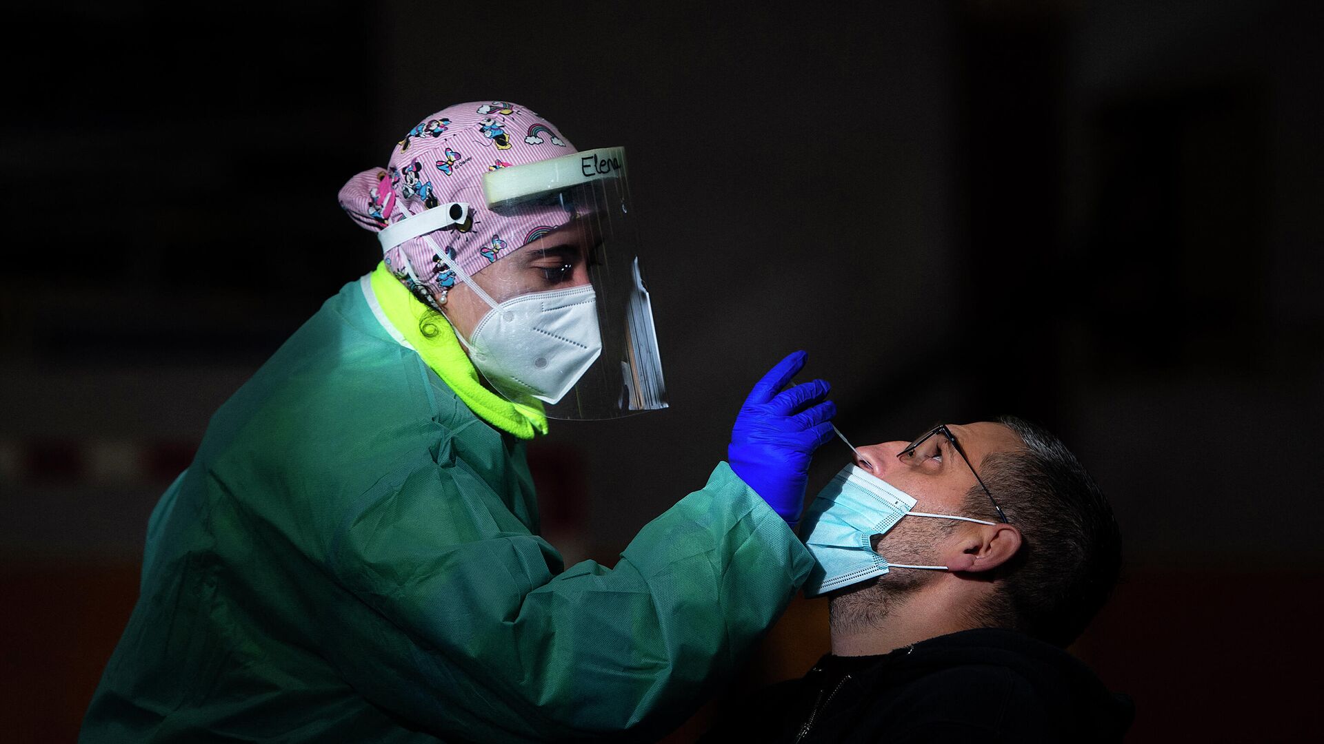 Una trabajadora de la salud realiza una prueba rápida de antígeno para COVID-19 durante una detección masiva de coronavirus en Tui, noroeste de España, el 8 de diciembre de 2020. - Sputnik Mundo, 1920, 12.02.2021