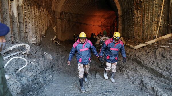 Operación de rescate en el túnel de Tapovan (la India) - Sputnik Mundo