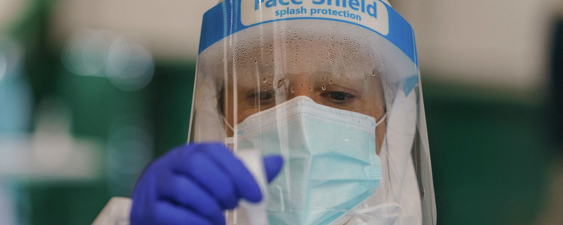 Un trabajador sanitario realiza una prueba rápida de antígeno para COVID-19  - Sputnik Mundo, 1920, 24.02.2021