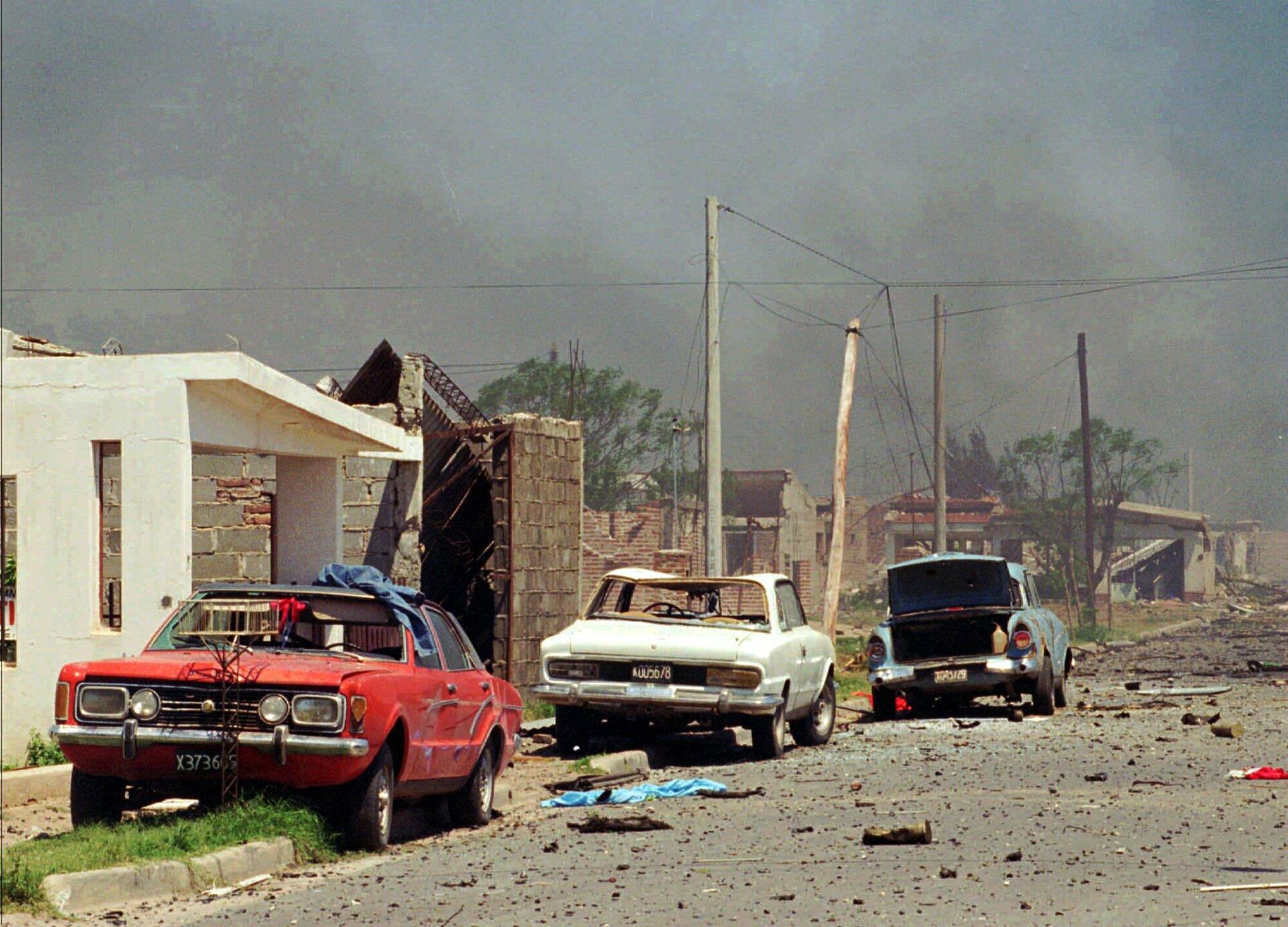 Vehículos destrozados en la ciudad argentina de Río Tercero tras las explosiones del 3 de noviembre de 1995 - Sputnik Mundo, 1920, 15.02.2021