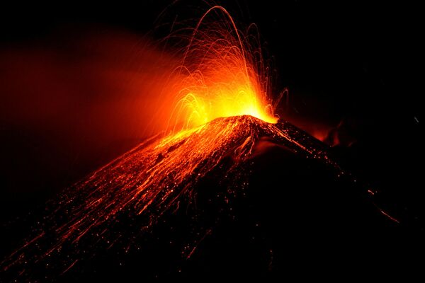 La erupción se registró en la ladera sureste del volcán, donde las corrientes de lava descendieron hasta unos 2.000 metros sobre el nivel del mar. - Sputnik Mundo
