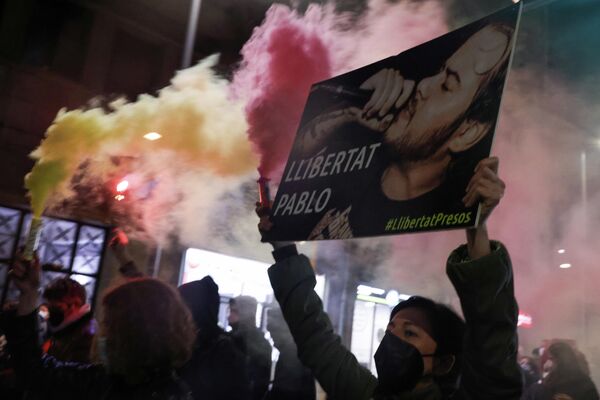 Violentos disturbios en Cataluña por la detención del rapero Pablo Hasél - Sputnik Mundo