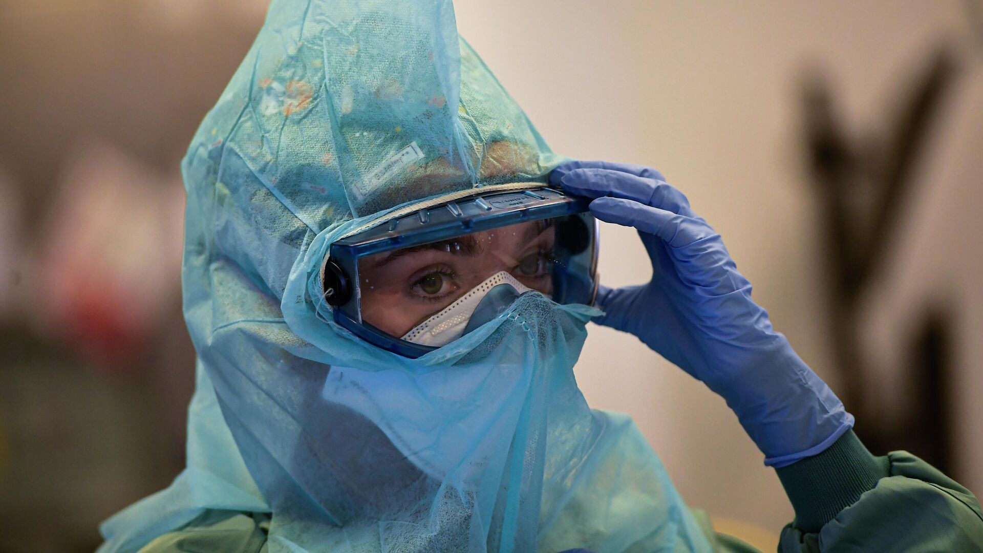 Un miembro del equipo médico trata a un paciente con coronavirus en la Clínica Universitaria, en Pamplona, ​​en el norte de España, el martes 2 de febrero de 2021. - Sputnik Mundo, 1920, 13.08.2021