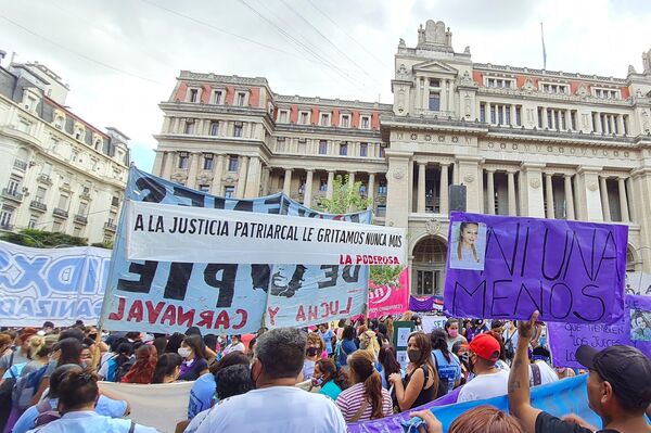 Miles de mujeres reclamaron frente al Palacio de Tribunales para exigir acciones al Estado para frenar los femicidios
 - Sputnik Mundo