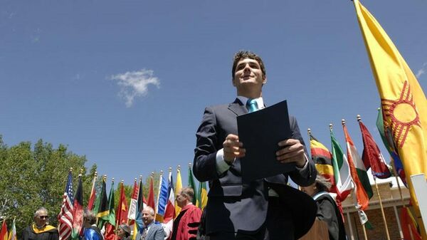 Adrián Jul en la ceremonia de graduación del centro de Estados Unidos de UWC - Sputnik Mundo