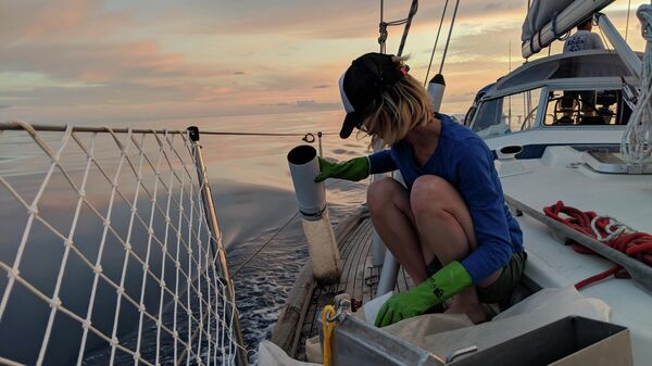 Agustina Besada recoge muestras de plástico en el océano en medio de una expedición - Sputnik Mundo