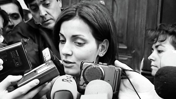 Nevenka Fernández atiende a los periodistas en la entrada al juicio de 2001 - Sputnik Mundo