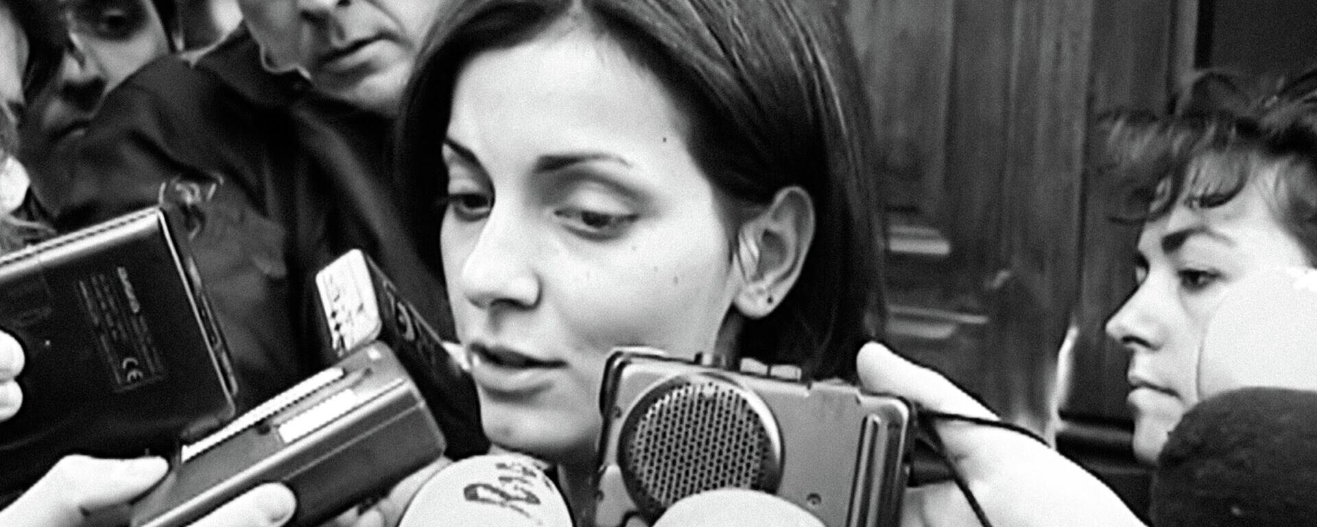 Nevenka Fernández atiende a los periodistas en la entrada al juicio de 2001 - Sputnik Mundo, 1920, 04.03.2021