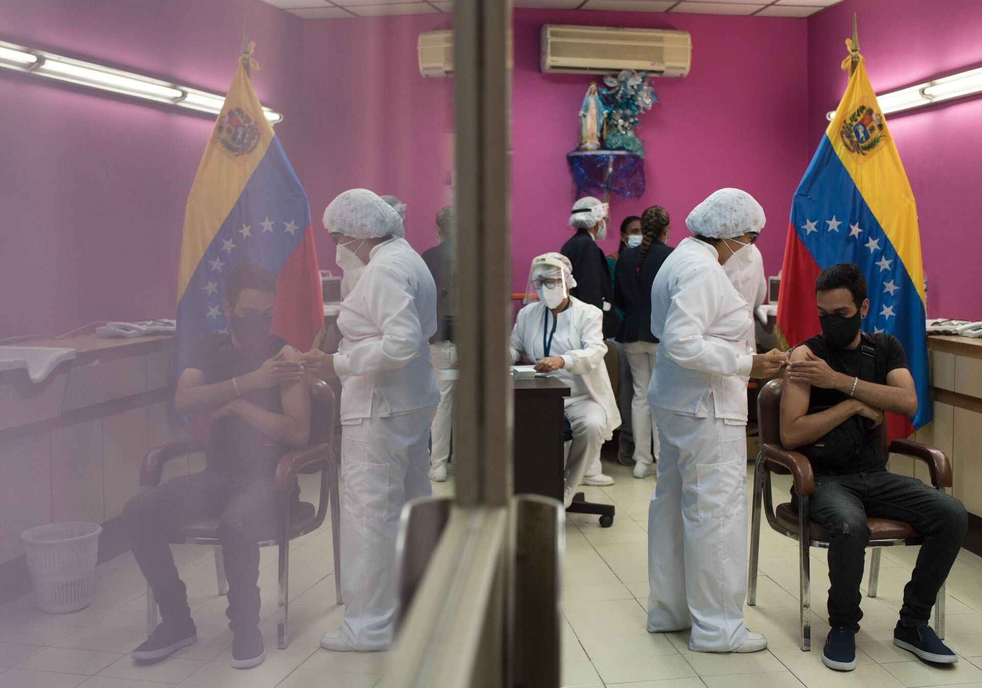 Trabajadores de la salud de Venezuela aplican dosis de la vacuna Sputnik V en Caracas - Sputnik Mundo, 1920, 23.02.2021