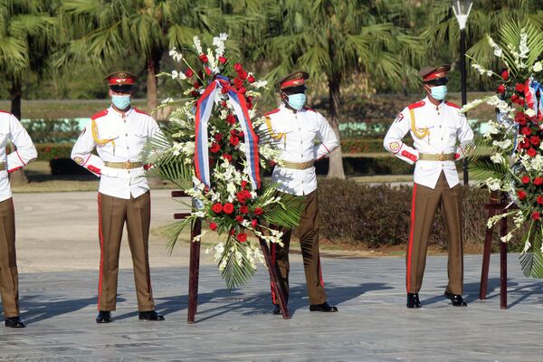 Ofrendas florales en el Mausoleo al Soldado Internacionalista Soviético en La Habana - Sputnik Mundo